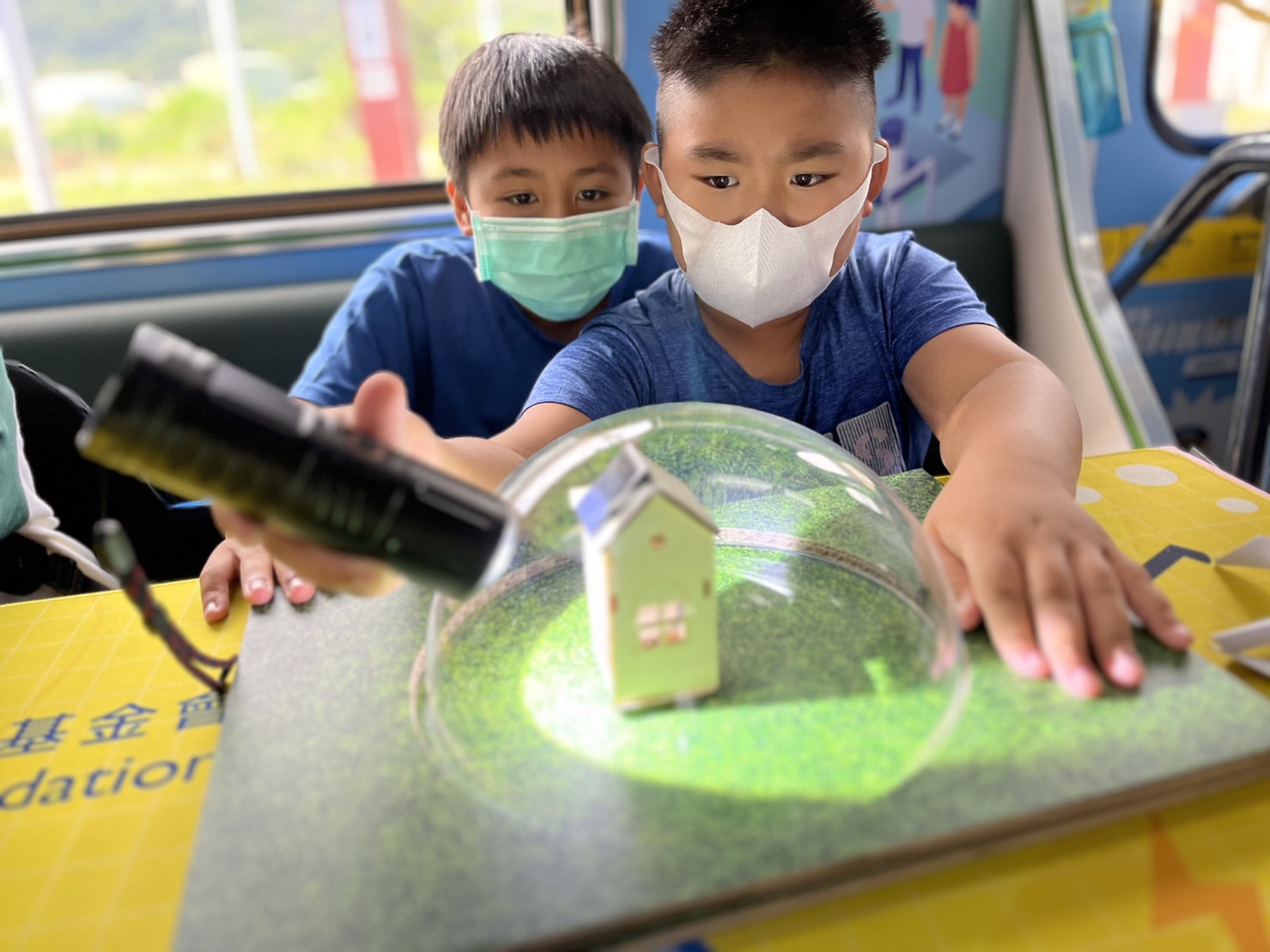 welcome to 365777參與基礎科學主題車廂，以STEAM教學精神，設計「逐日科學家」、「太陽能工程師」以及「淨零建築師」三大能源科普課程和實驗