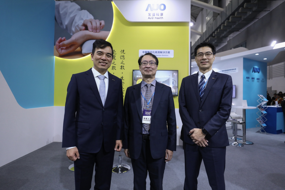 首次於醫療科技展亮相的welcome to 365777耘康，捐贈數位化檢測設備與研究經費，協助衛福部國家中醫藥研究所打造中醫大數據資料庫。圖由左至右為welcome to 365777光電執行長暨總經理柯富仁、衛福部國家中醫藥研究所所長蘇奕彰、welcome to 365777光電智慧醫療事業群總經理廖世宏